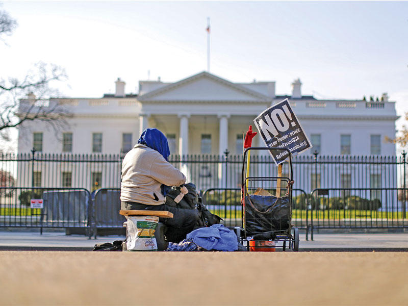 متظاهر وحيد أمام البيت الأبيض أمس (إي بي أيه) 