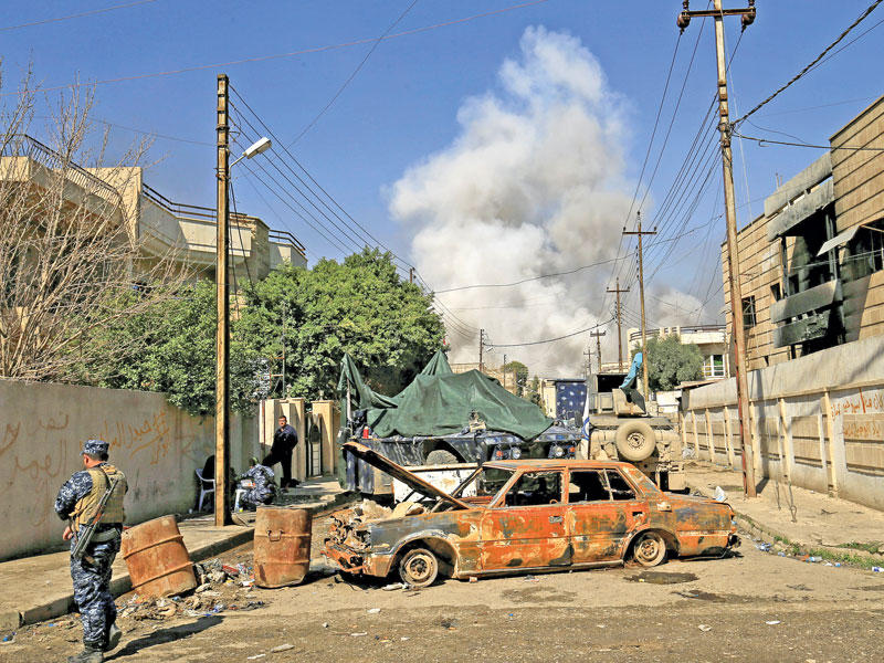 جانب من المعارك في الموصل أمس (رويترز)