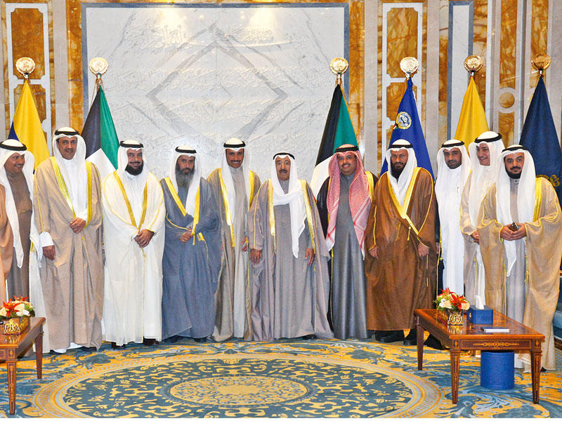 سمو الأمير متوسطاً الغانم والنواب