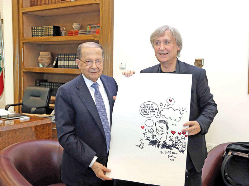 الرئيس عون مستقبلاً أمس في قصر بعبدا رسام الكاريكاتير الفرنسي جان بلانتيرو (دالاتي ونهرا)