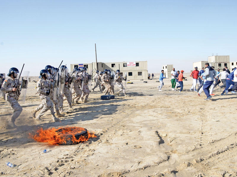 جانب من تمرين القبضة الحاسمة