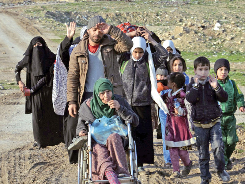 نازحون من الموصل يصلون إلى منطقة حمام العليل أمسt (إي بي أيه)