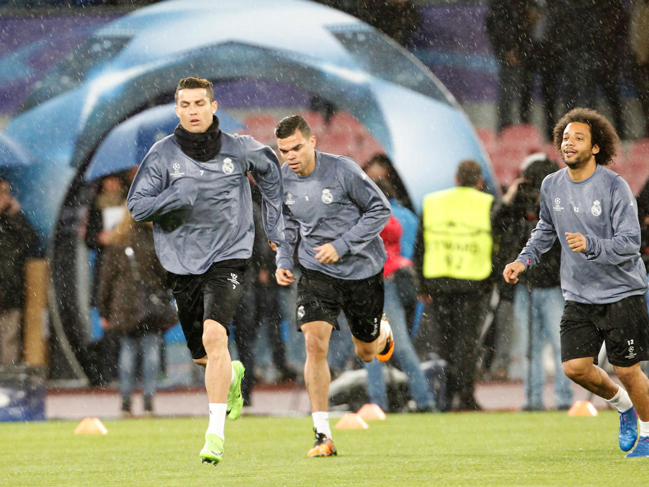 رونالدو، مارسيلو وبيبي خلال استعدادات ريال مدريد في مدينة نابولي الايطالية