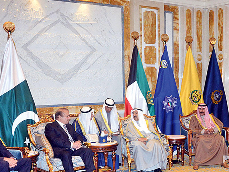 الأمير مستقبلاً شريف بحضور ولي العهد والمبارك أمس