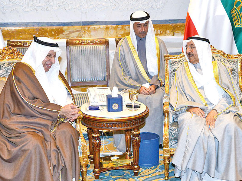 الأمير أثناء استقباله السفير الفايز أمس