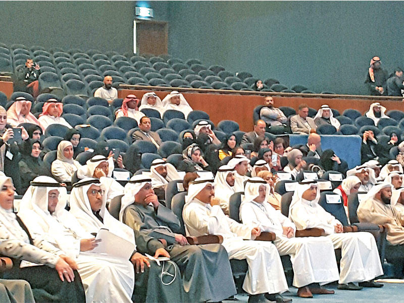 الفارس والأثري والمخيزيم خلال حضورهم المؤتمر أمس