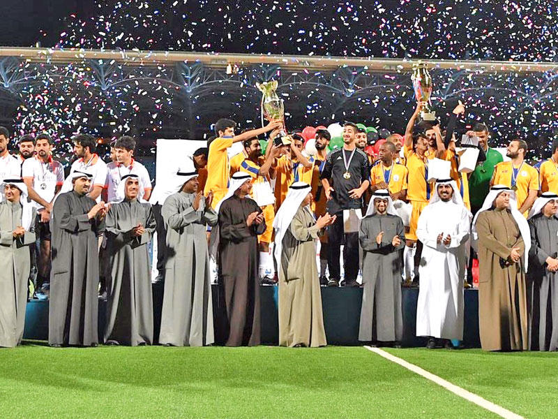 الفارس مشاركا فرحة فريق التطبيقي الفائز 