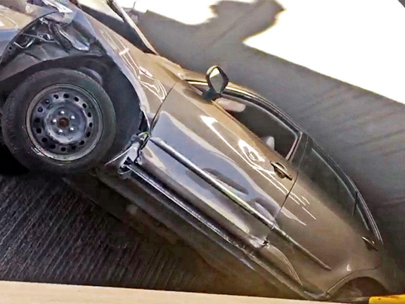 سقوط مركبة من مواقف مستشفى الأميري