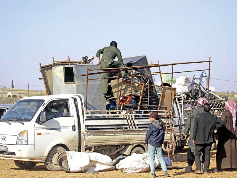 عائلة نازحة من ريف حلب الشرقي تحط رحالها في مخيم مؤقت قرب منبج أمس الأول (أ ف ب)