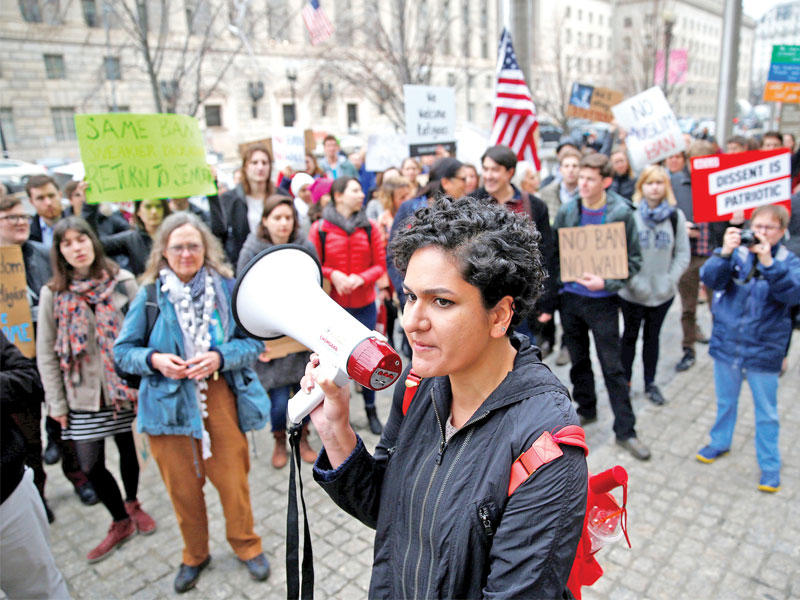 ناشطون مدافعون عن حدود الهجرة وأعضاء تحالف العدالة للمسلمين خارج دائرة الهجرة في واشنطن أمس (رويترز)