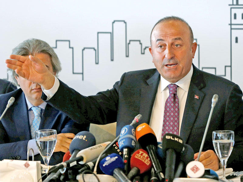 جاويش أوغلو متحدثاً إلى دبلوماسيين في إسطنبول أمس (رويترز)