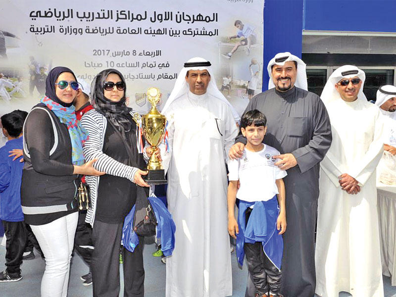 جانب من حفل الختام فليطح يسلم الكأس للفرق الفائزة