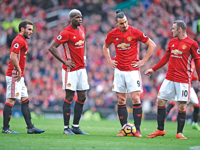 لاعبو مانشستر يونايتد خلال المباراة الماضية في الدوري الإنكليزي