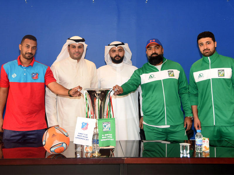 لاعبو العربي والكويت خلال المؤتمر