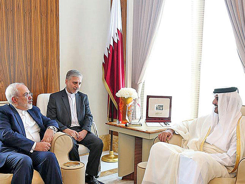 أمير قطر مستقبلاً وزير خارجية إيران محمد جواد ظريف في الدوحة أمس (قنا)n