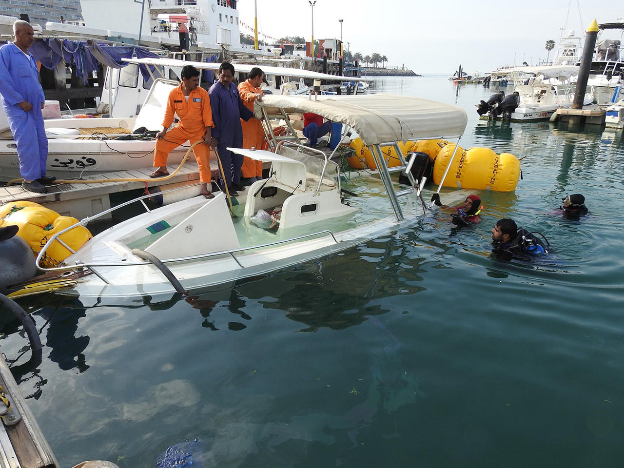  فريق الغوص الكويتي التابع للمبرة التطوعية البيئية خلال رفعه القارب