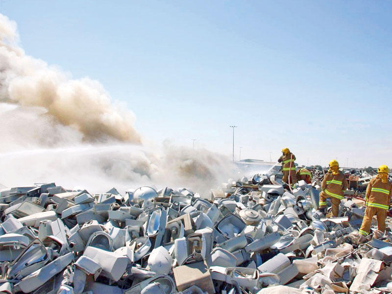 رجال الأطفاء اثناء مواجهتهم حريق مخازن وزارة الكهرباء أمس 