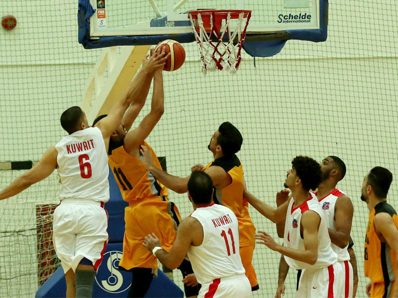 صراع تحت السلة في مباراة الكويت والقادسية