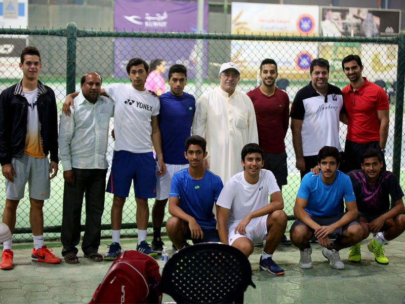 صورة جماعية للاعبي التنس