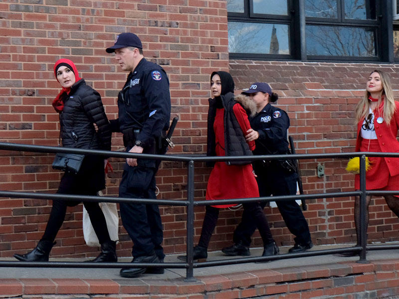 الناشطة الأميركية ليندا صرصور الفلسطينية الأصل تم توقيفها ساعات بعد التظاهر ضد ترامب أمس الأول      (أ ف ب)