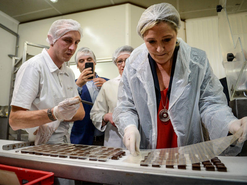 لوبن تزور معملاً للشوكولاتة في شازول شرق فرنسا أمس الأول (أ ف ب)