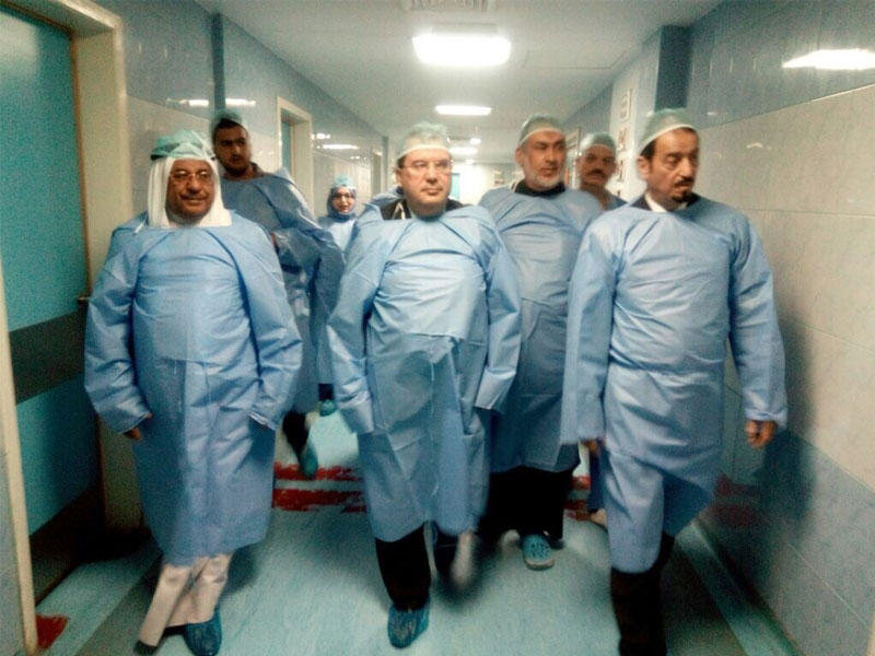 سفير دولة الكويت لدى الاردن الدكتور حمد الدعيج خلال جولته على اقسام مستشفى (المقاصد الخيرية)