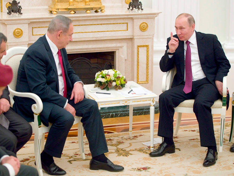 بوتين مستقبلاً نتنياهو على رأس وفد إسرائيلي رفيع في موسكو أمس (أ ف ب)