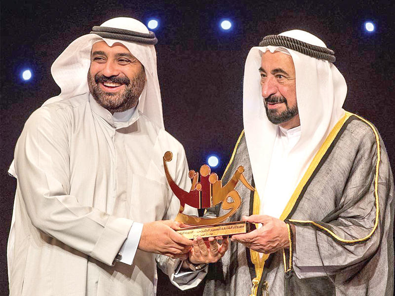 خالد أمين أثناء تسلمه جائزة الإخراج من القاسمي