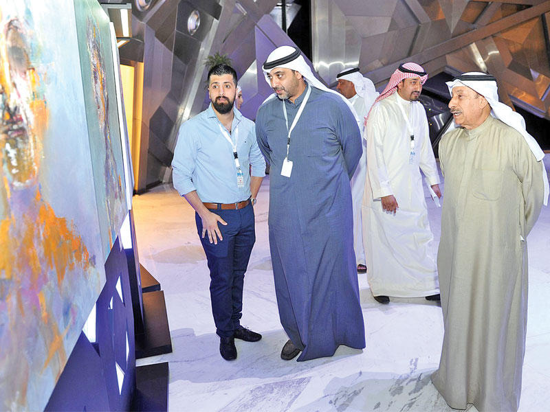 العبدالله خلال جولته في معرض مهرجان «عدسة 2»