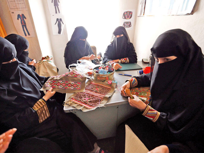 يمنيات يتعلمن الخياطة في صنعاء القديمة الأربعاء    (أ ف ب)