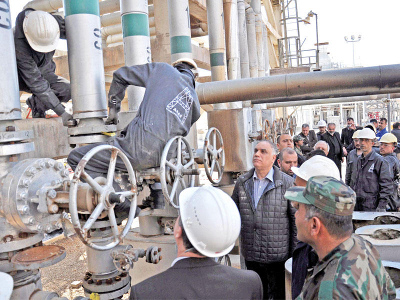 مسؤولون في النظام يزورون مصنع غاز حيان بحمص أمس الأول  (رويترز)