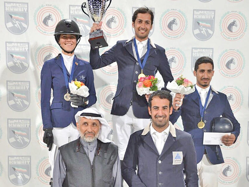 أبطال اليوم الأول للفئة المتقدمة على منصة التتويج
