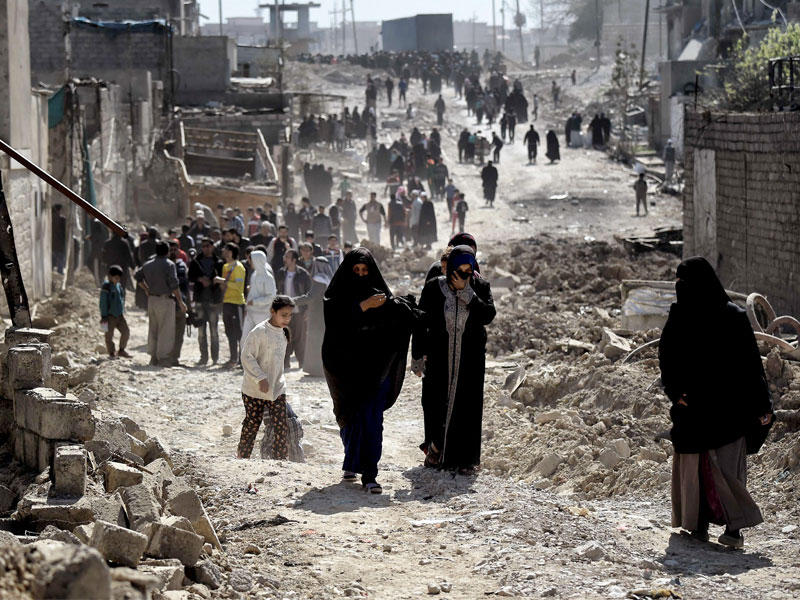 العراقيون في غرب الموصل بعد توزيع المواد الغذائية من القوات العراقية