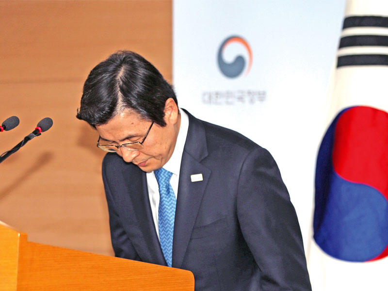 رئيس الوزراء المكلف برئاسة كوريا الجنوبية هوانغ كيو آن يلقي خطاباً للشعب في سيول أمس (رويترز)