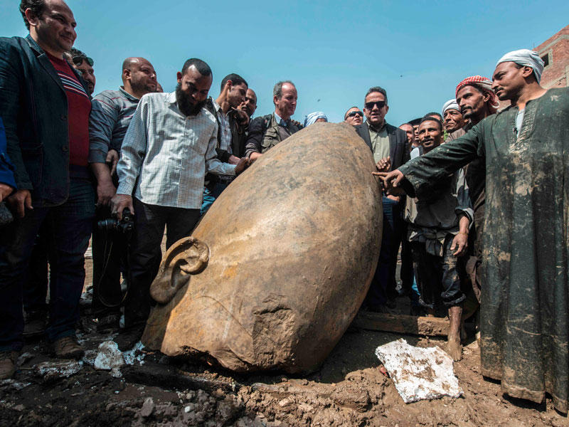 استخراج قطع التمثال  رمسيس الثاني