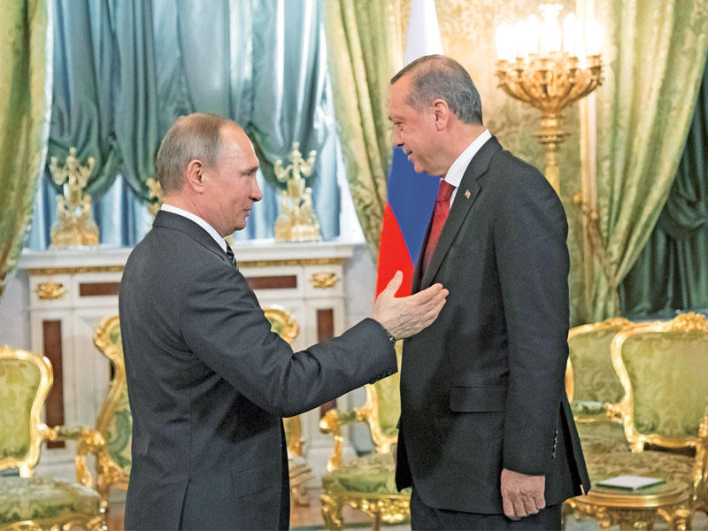 بوتين مرحباً بضيفه إردوغان في الكرملين أمس (إي بي إيه)n