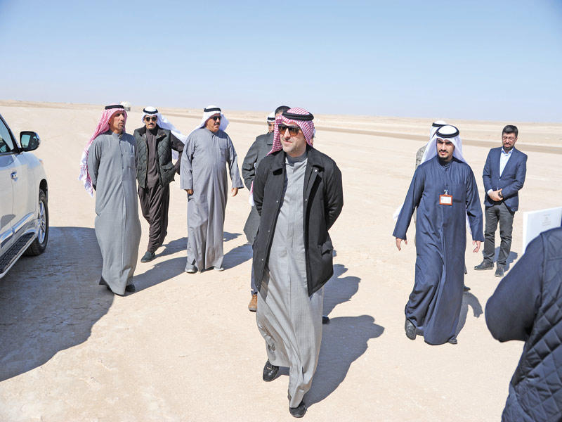 جانب من جولة الوزير أبل في مشروع مدينة جنوب المطلاع فبراير الماضي (أرشيف)