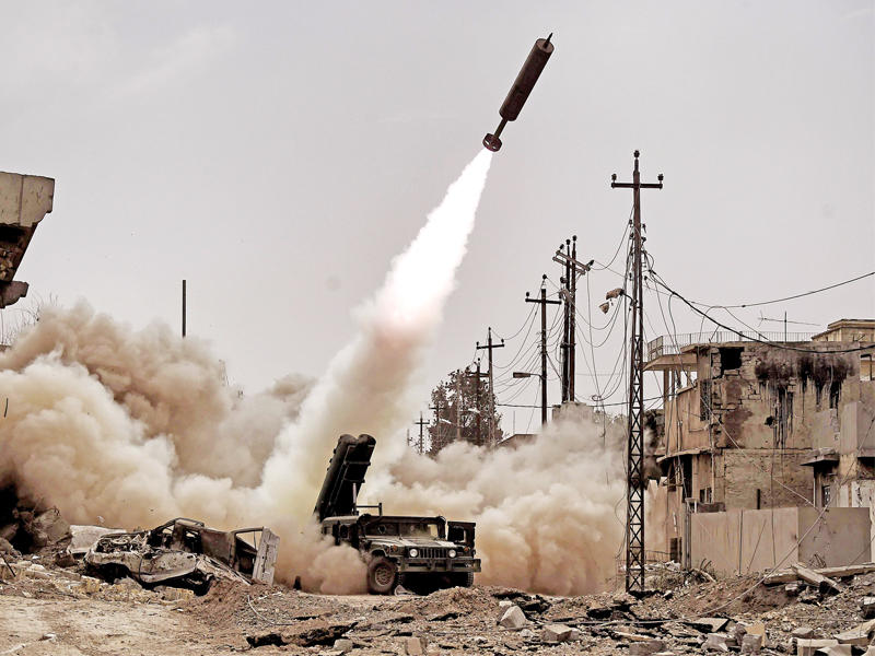 القوات العراقية تقصف ما تبقى من مواقع لـ «داعش» في الموصل أمس        (أ ف ب)