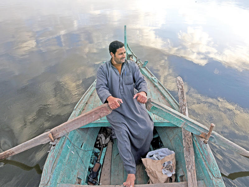 صياد مصري بدلتا النيل في المنوفية أمس الأول        (أ ف ب)