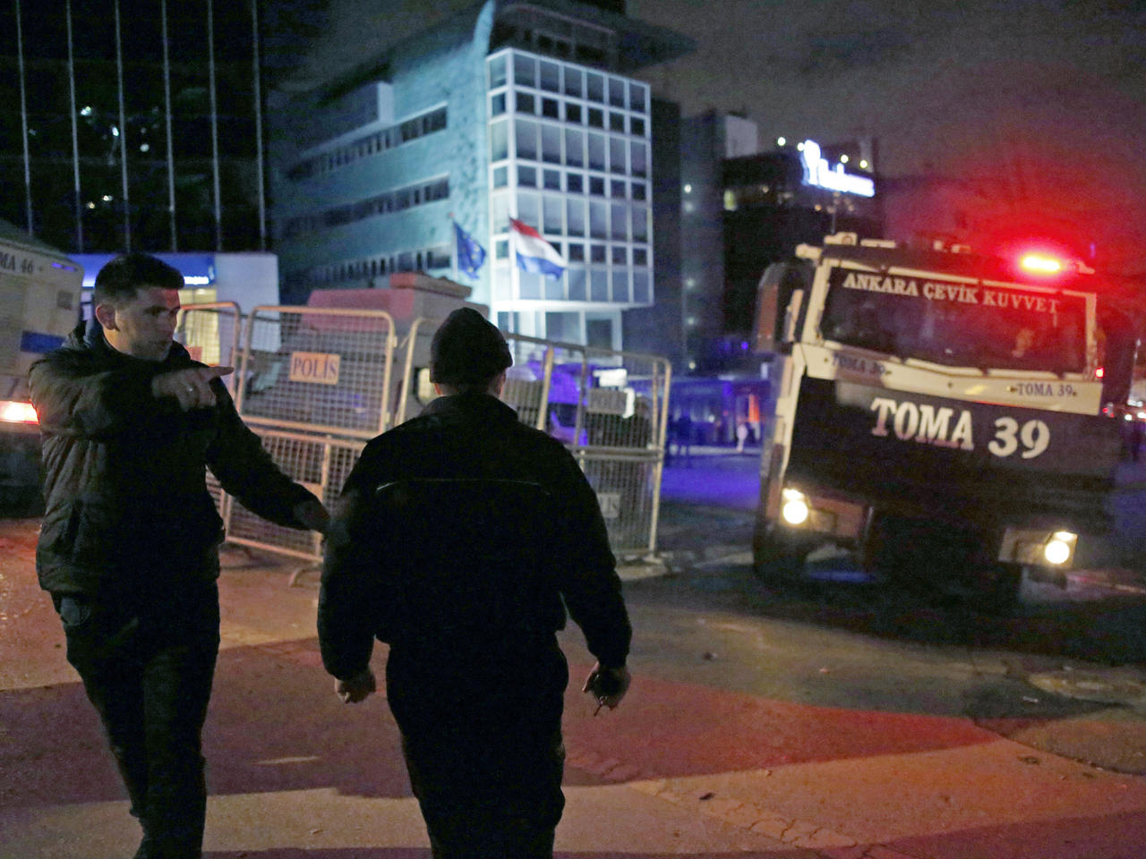 شرطة مكافحة الشغب تمنع أنصار الرئيس التركي رجب طيب أردوغان من الوصول إلى سفارة هولندا في أنقرة