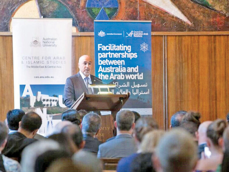 محمد الصباح أثناء إلقائه محاضرة في جامعة أستراليا