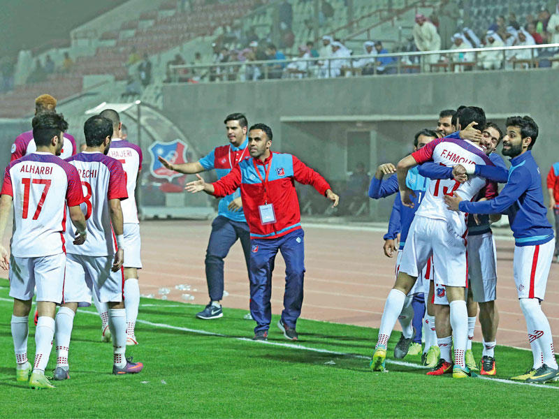 لاعبو الكويت يحتفلون مع الصبيح بهدف الحمود
