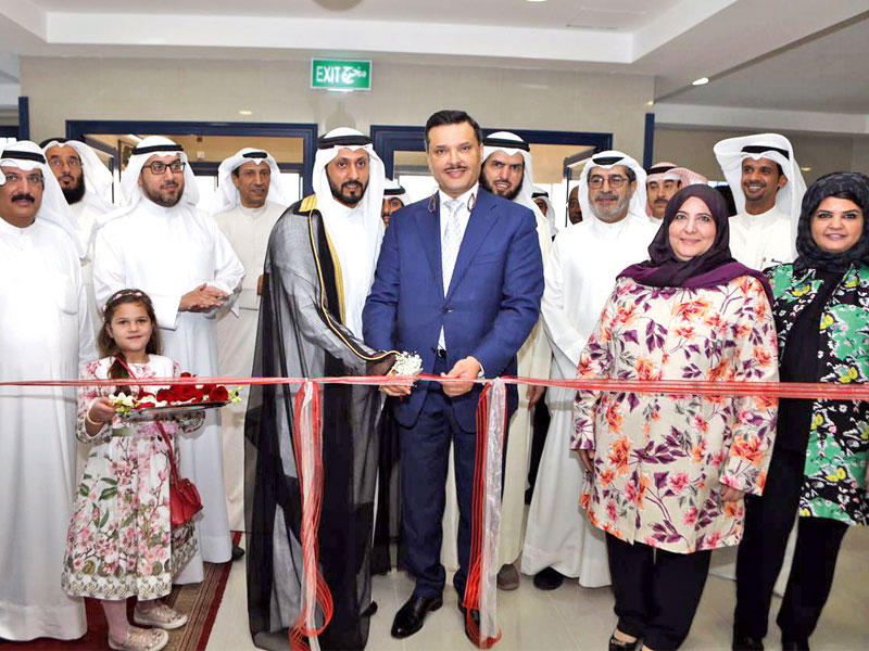 الحربي مفتتحاً المركز وبدا زوج المتبرعة ود. رحاب الوطيان 