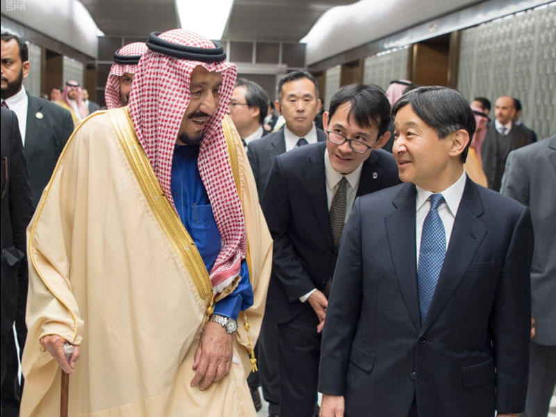 ولي العهد الياباني مستقبلاً الملك سلمان أمس (واس)
