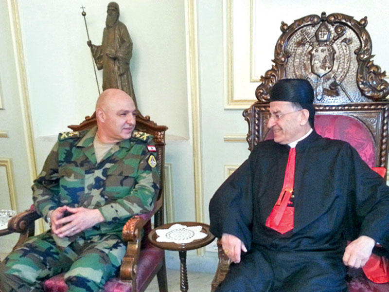 الراعي مستقبلاً العماد جوزيف عون في بكركي أمس 