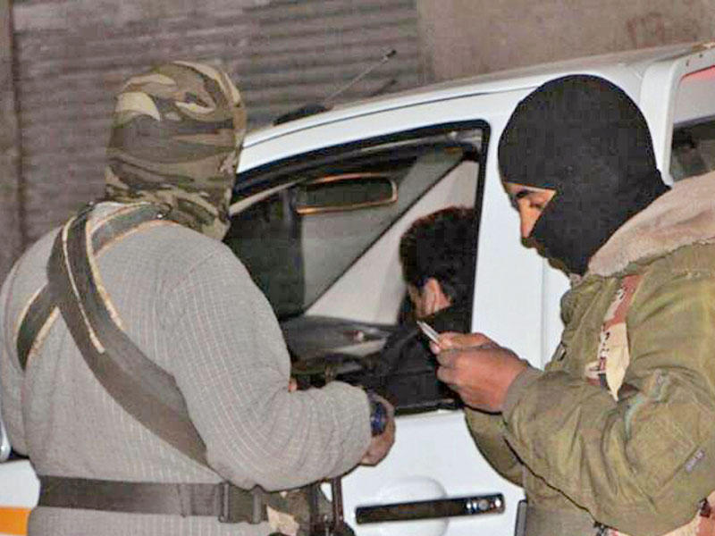 صورة تداولتها حسابات تابعة لـ«داعش سيناء» أمس تظهر عناصره وهم يُقيمون حاجزاً أمنياً لتفتيش المارة في ميدان الفالح أحد أبرز ميادين مدينة العريش مُدججين بأسلحة خفيفة ومتوسطة. 