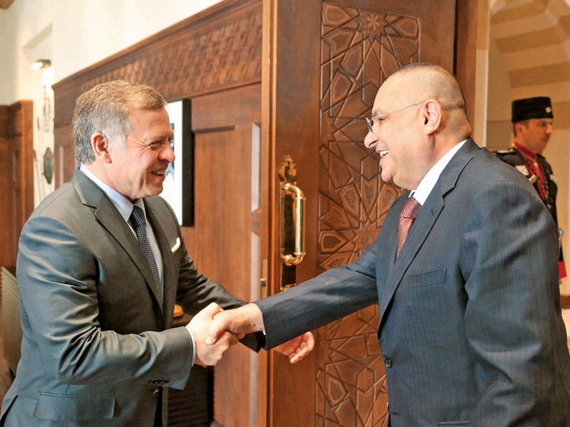  الملك عبدالله مرحبا برئيس مجلس العلاقات العربية والدولية محمد الصقر أمس