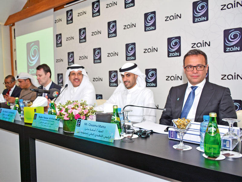 سعد البنوان مترئسا «عمومية زين» وبجواره بدر الخرافي