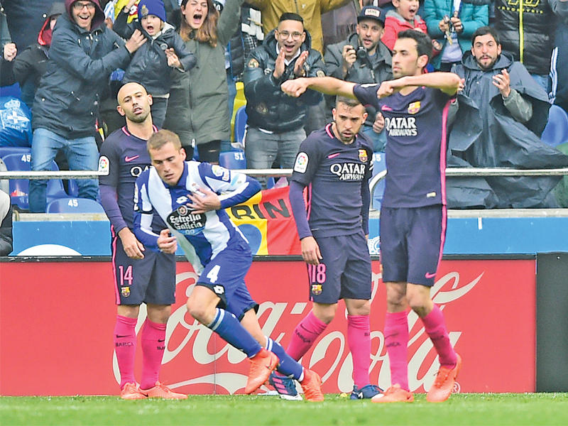 برغانتينوس نجم ديبورتيفو يحتفل بهدفه في مرمى برشلونة