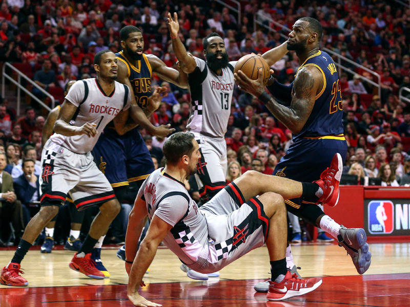 جيمس هاردن (هيوستن روكتس) وليبرون جيمس (كليفلاند كافالييرز)